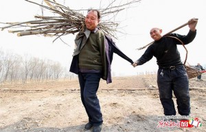  Blind Man and Armless Friend Plant 10,000 Trees in 10 Years 