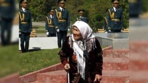 So eine Frau bekommt nie ein Nobelpreis...In Kirgisien ist eine Frau Toktogon Aldibassarowa gestorben, die 150 Kinder im 2WK aus dem blockierten Leningrad adoptiert und hochgezogen hat, die auch 8 eigene Kinder, 23 Enkelkinder und 13 Urenkel hat.