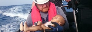 Sea Watch Helfer mit ertrunkenem Baby